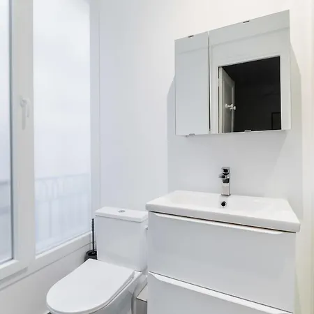 Elegant Sacre Coeur Metro Anvers - 18 -2p Apartment *