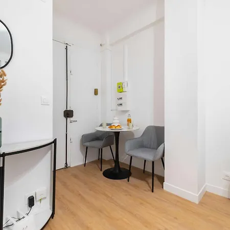 Elegant Sacre Coeur Metro Anvers - 18 -2p Apartment