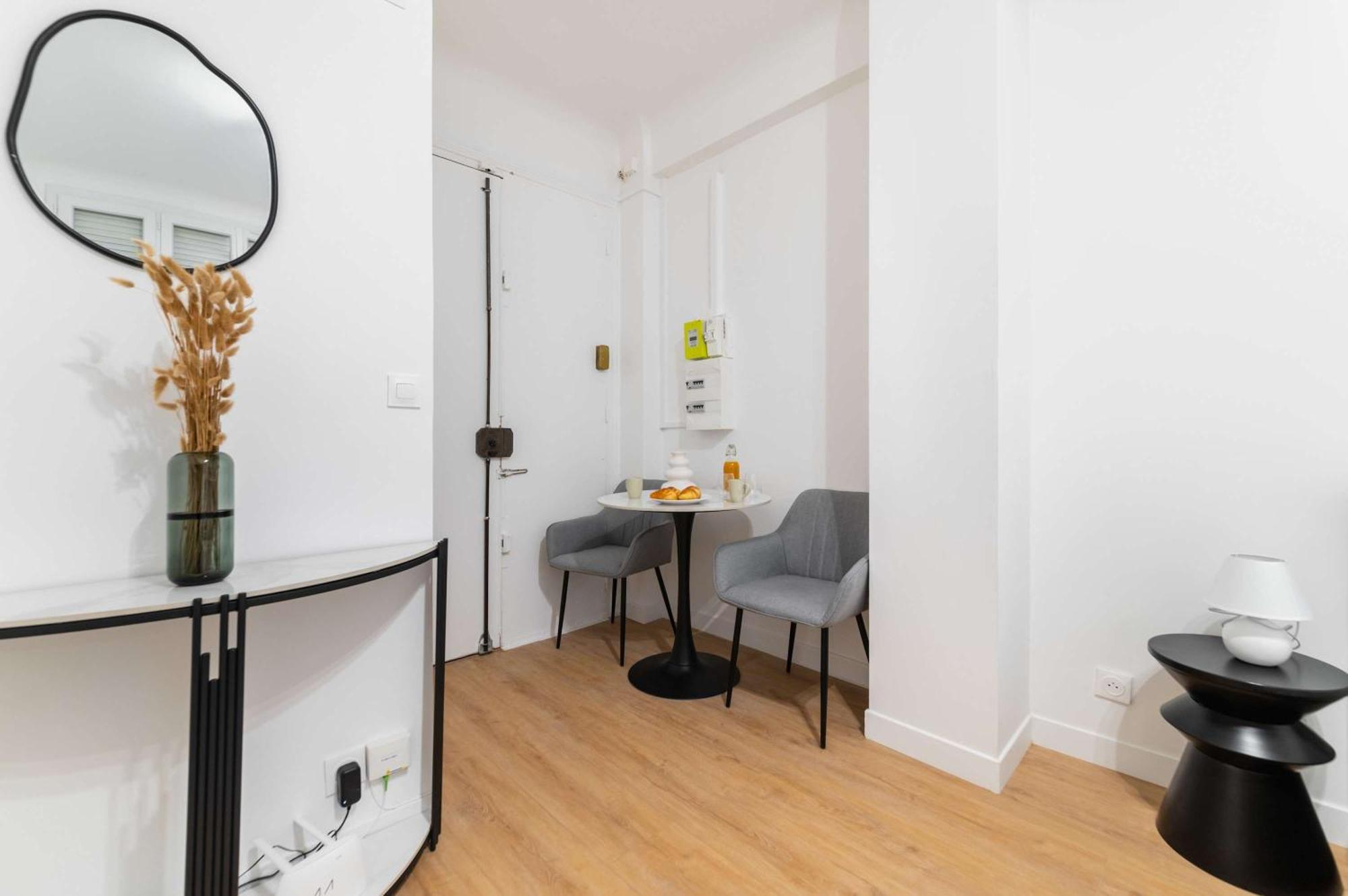 Elegant Sacre Coeur Metro Anvers - 18 -2p Apartment